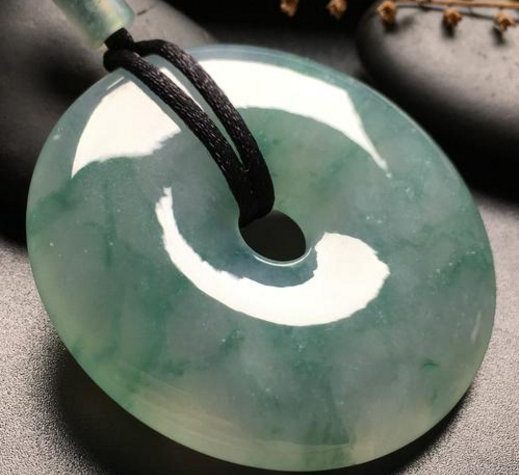 翡翠平安扣怎样看水头 好水头对翡翠品质有深远影响