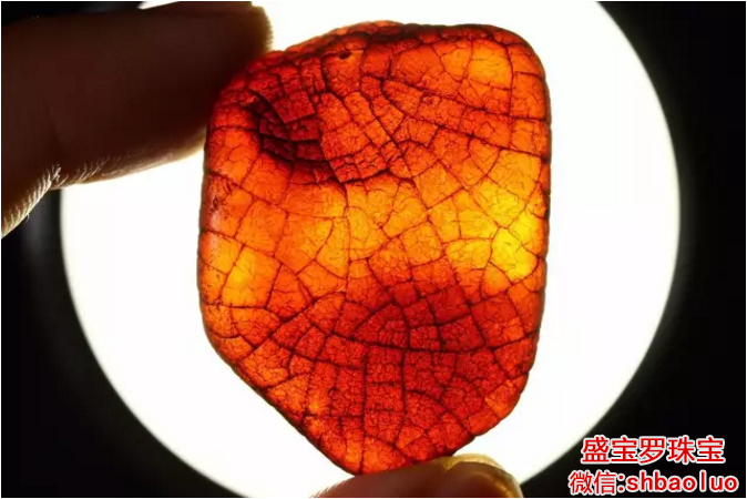 带皮蜜蜡原石多少钱一克，蜜蜡原石有这几种皮超值钱！