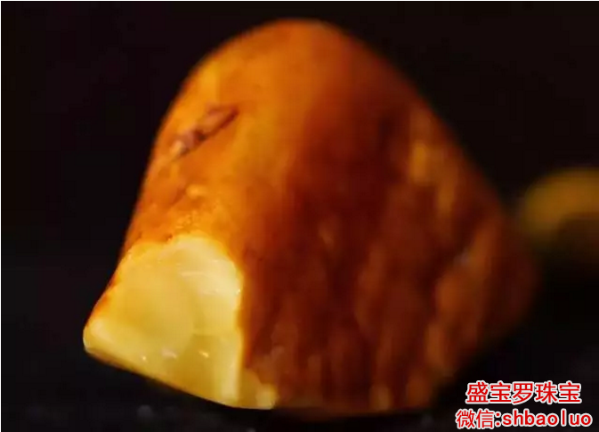 带皮蜜蜡原石多少钱一克，蜜蜡原石有这几种皮超值钱！