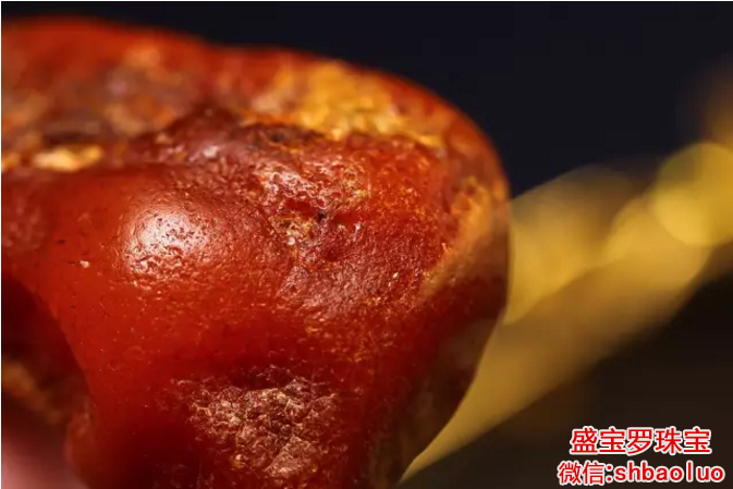 带皮蜜蜡原石多少钱一克，蜜蜡原石有这几种皮超值钱！