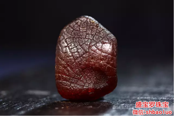 带皮蜜蜡原石多少钱一克，蜜蜡原石有这几种皮超值钱！