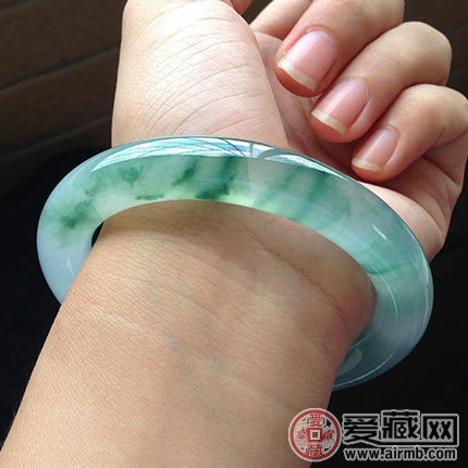 清水出芙蓉，天然去雕饰。清新脱俗的芙蓉种翡翠市场价知多少