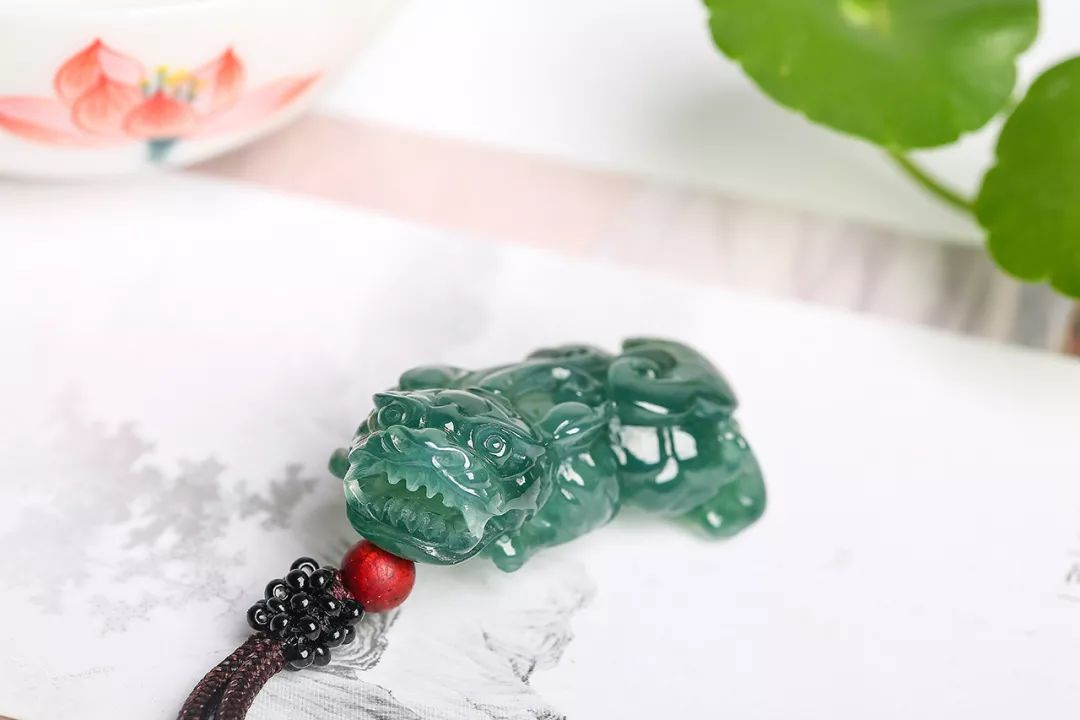 翡翠挂坠  戴翡翠挂坠有什么好处吗