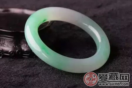 翡翠玉手镯应该怎么戴 翡翠玉手镯应该怎么戴